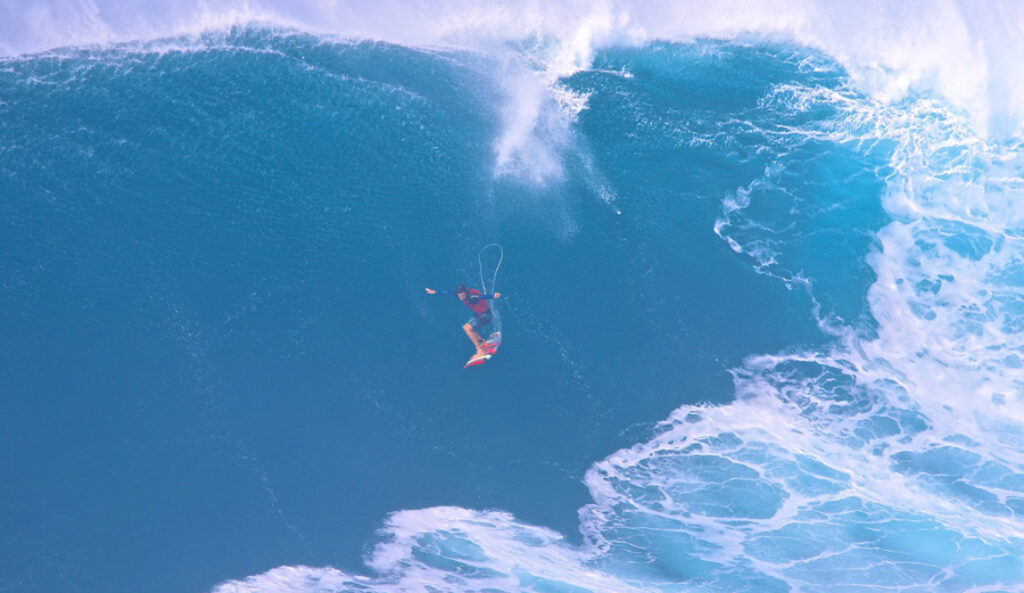 Albee Layer on an 8′8″ SOS gun during a huge air drop at Peʻahi.